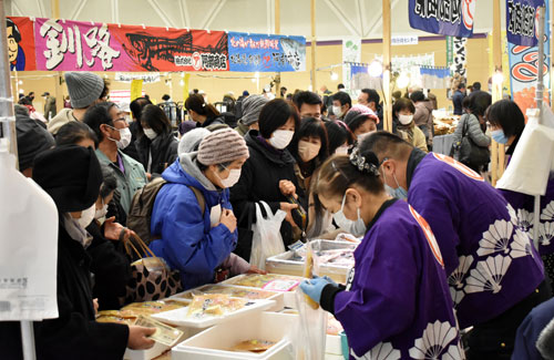 地元農水産加工品、安価で くしろ物産まつりにぎわう(2022-12-10)