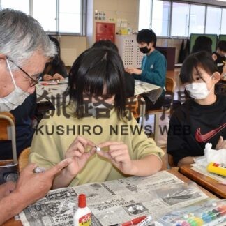 かわいいシマエナガ完成、清明小でドングリアート(2022-12-17)