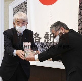 釧路ロータリークが赤い羽根募金に寄付(2022-12-04)