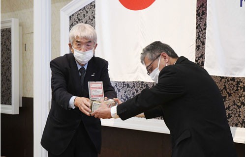 釧路ロータリークが赤い羽根募金に寄付(2022-12-04)