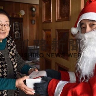 サンタに扮し高齢者宅訪問　第一光洋町会(2022-12-22)