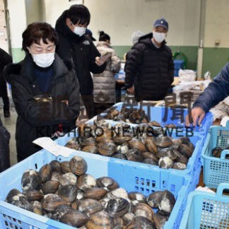 新鮮な魚介類買い求め　釧路市東部漁協(2022-12-30)