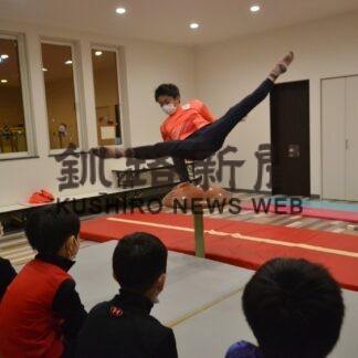 五輪選手の技披露　亀山さん体操指導(2022-12-23)