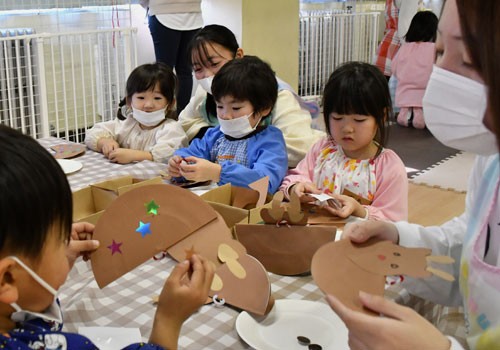 工作で子供と触れ合い 釧路短大がKJCランド(2022-12-08)