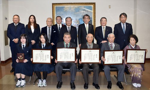 日本善行賞受賞の4個人1団体が市役所表敬(2022-12-07)