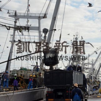 ２２年水揚げ 釧路港５年ぶり１００億円超　ミール単価高騰で１８．６％増(2022-12-29)