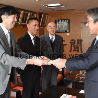 自動車整備振興会青年部が児童書籍など寄贈(2022-12-30)