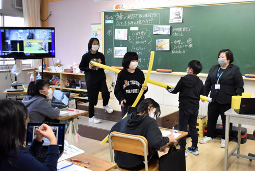 都市ガスの仕組み学ぶ 興津小で釧路ガス社員出前授業(2022-12-03)