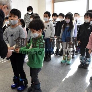 福祉基金に１０万円を寄付　湖畔幼稚園(2022-12-22)