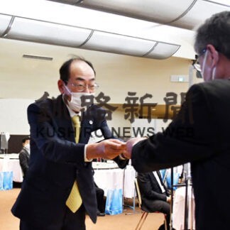 赤い羽根に１０万円　釧路サントリーク(2022-12-11)