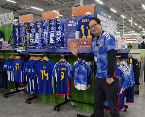 W杯グッズ売れ行き好調 地域のスポーツショップうれしい悲鳴(2022-12-03)