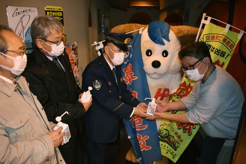 飲酒事故や犯罪撲滅 中標津町暴力追放運動推進協が飲食店に啓発グッズ(2022-12-07)