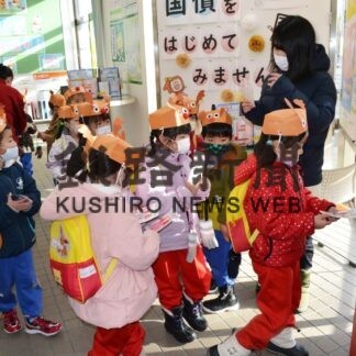 よしの園児が年賀状投函(2022-12-16)