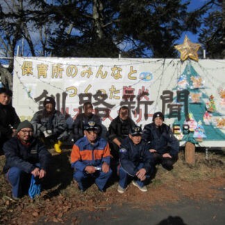 防火ツリーパネルに園児ら飾り付け　消防団第６分団設置(2022-12-24)