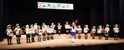 伝統の鼓隊演奏 力強く あさひ認定こども園お遊戯会(2022-12-07)