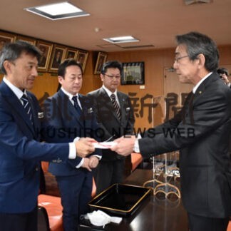 児童図書充実を　萬木建設が寄贈(2022-12-17)