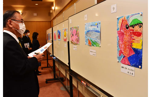 おさかな大賞根室こども絵画 最優秀賞に岡田莉々子ちゃん_2(2022-12-10)