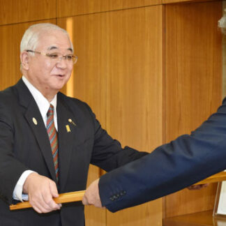 萬さんに旭日双光章　秋の叙勲伝達式(2022-12-03)