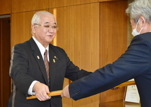 萬さんに旭日双光章 秋の叙勲伝達式(2022-12-03)