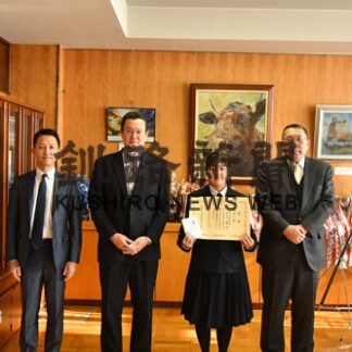 佐々木さん（釧北陽高２年）釧路税務署長賞　税に関する高校生作文(2022-12-14)