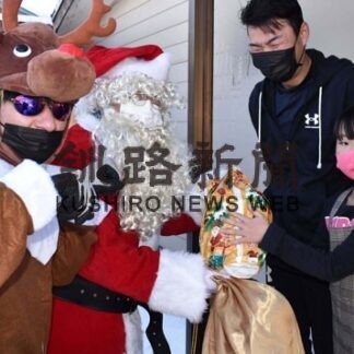 赤ちゃんや児童にＸマスプレゼント　花園町会(2022-12-22)