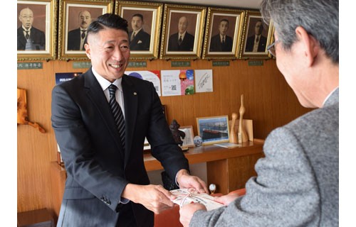 クレインズに100万円寄付 苫小牧栗林運輸「アイホ盛り上げたい」(2022-12-04)