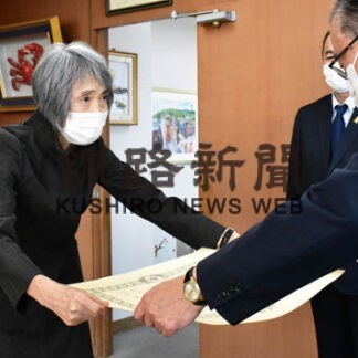 重永さんに統計功労伝達　秋の叙勲(2022-12-08)