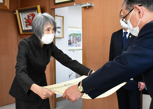 重永さんに統計功労伝達 秋の叙勲(2022-12-08)