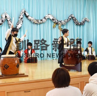 太鼓や劇元気よく　仏教幼稚園お遊戯会(2022-12-09)