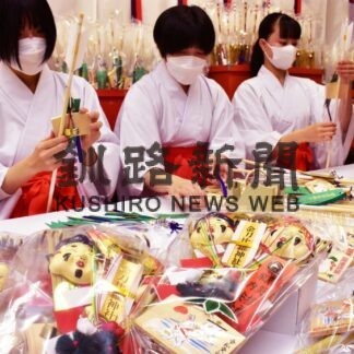 根室金刀比羅神社で縁起物づくり終える(2022-12-16)