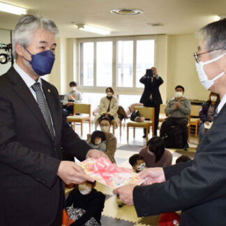 絵本や紙芝居、市図書館に寄贈　根室ライオンズク(2022-12-03)