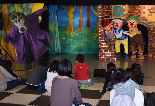 「3匹のこぶた」に親子連れが笑顔 人形劇団公演(2022-12-07)