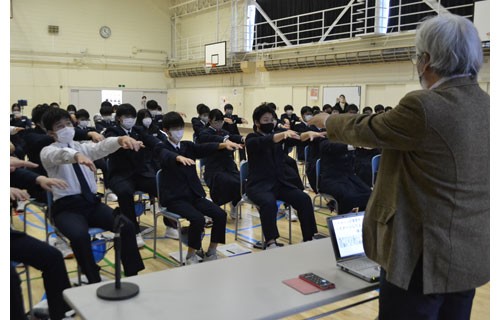 ストレス解消、体操で 義務教育学校で専門家出前授業 (2022-12-04)
