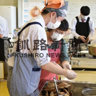 標津高生　地場産業学ぶ_1(2022-12-08)