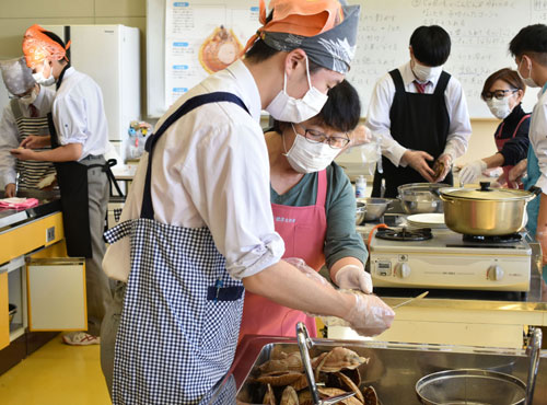 標津高生 地場産業学ぶ_1(2022-12-08)