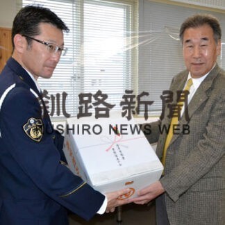 歳末警戒中の警察官を激励　友の会(2022-12-25)