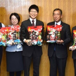 Ｘマス楽しんで　園児にお菓子寄贈(2022-12-20)