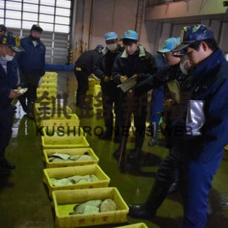 根室で最終競り　今年の取引締めくくる(2022-12-29)