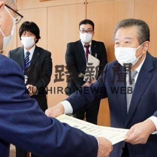 国保の運営に功績　根室の坂巻さん、岡田さんに表彰状(2022-12-24)