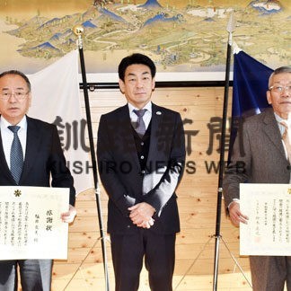 中川、福井氏に知事感謝状　職業能力開発功労者で貢献(2022-12-11)