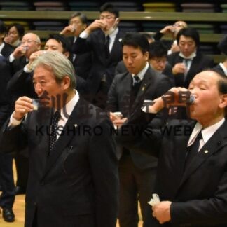 牛乳で乾杯、飛躍誓う　中標津町新年交礼会(2023-01-12)