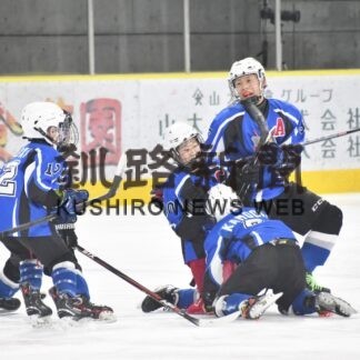 サンダーズ（苫小牧）初Ｖ　全道小学生アイスホッケー(2023-01-10)