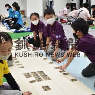 子供たちが木札追い熱戦　下の句歌留多交流会(2023-01-14)