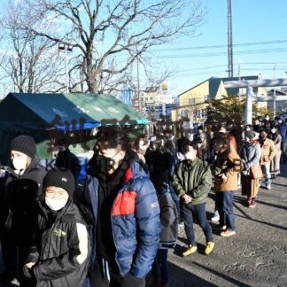 厳島、鳥取神社　初詣にぎわう_1(2023-01-03)