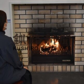 無料休憩スペースに、冬期間暖炉を設置　町博物館ニタイ・ト(2023-01-22)