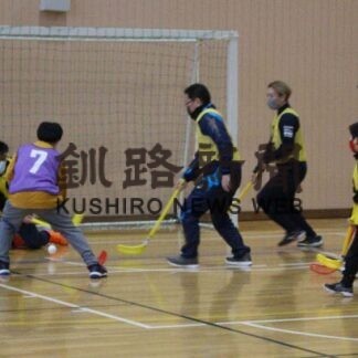 ホッケーのユニックで交流　塘路小中でＰＴＡ親子レク(2023-01-07)