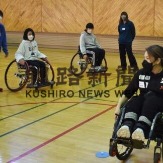 道内初開催　パラ選手講師に親子で車椅子や誘導体験(2023-01-08)