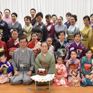 扇清め華やかに初舞い　２５周年樋口希納美会(2023-01-25)