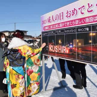 各政党　成人式会場で政治への参画訴え_1(2023-01-09)