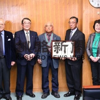 加藤さんの功績たたえる　標茶で善行表彰伝達式(2023-01-08)